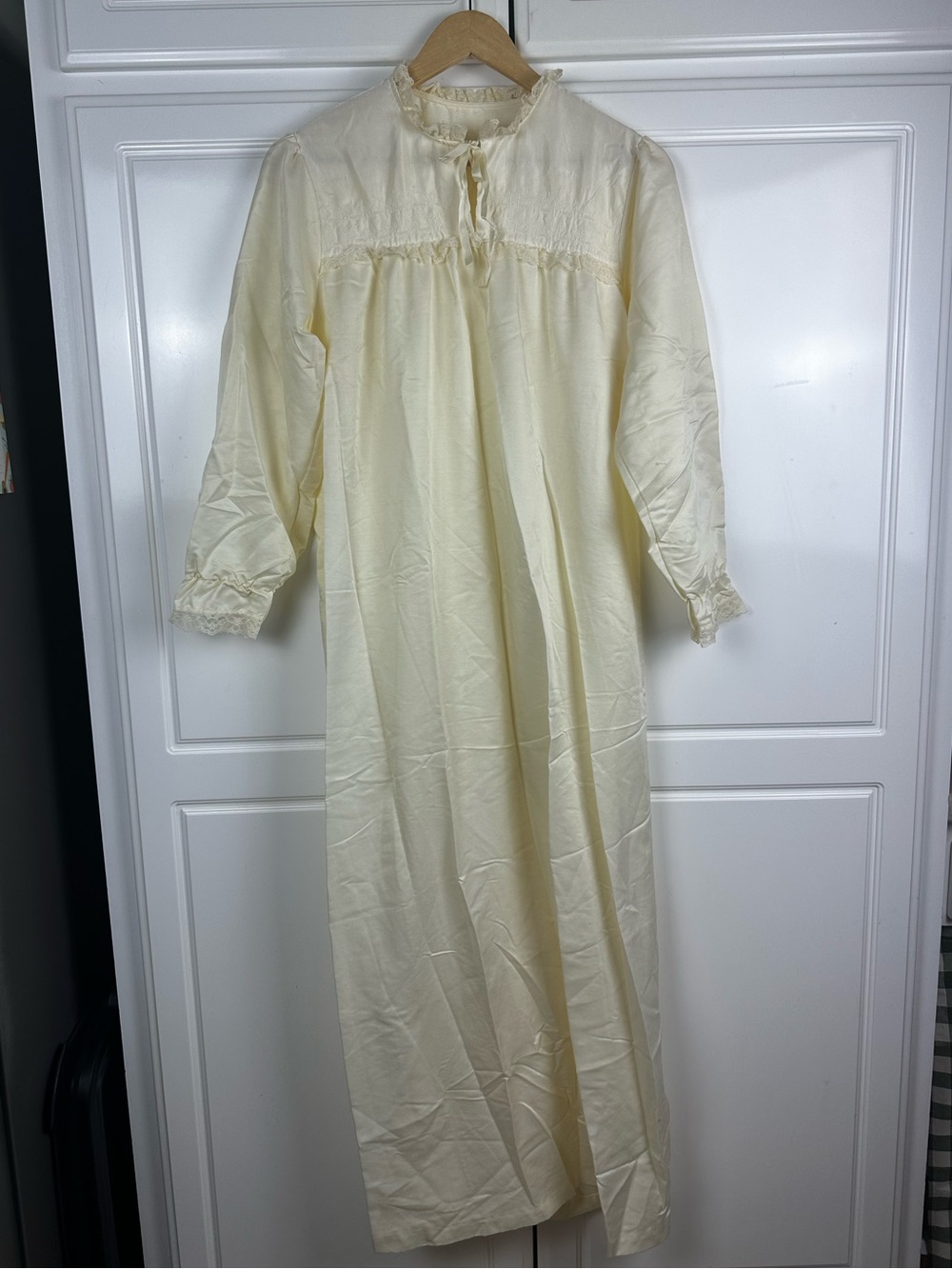 Vintage Pastel Yellow Long-Sleeve Women's Nightgown cottage core m embroidered